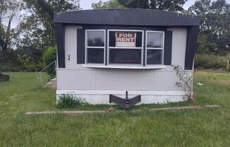 Cozy 2-Bedroom Trailer for Rent – Pet Friendly