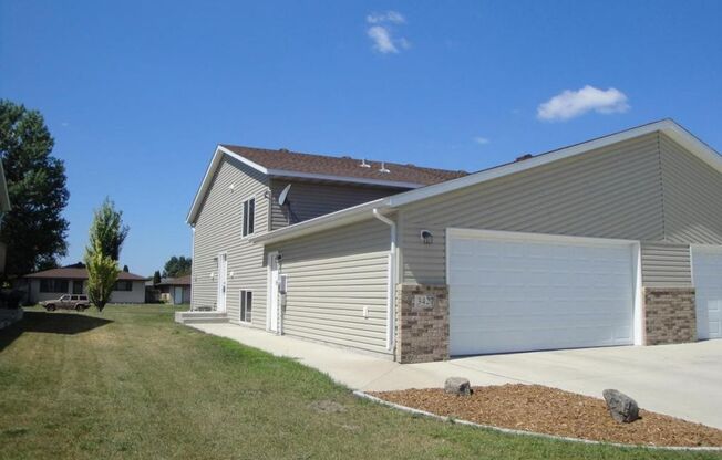 Spacious 3 bedroom Twin home located in South Moorhead.
