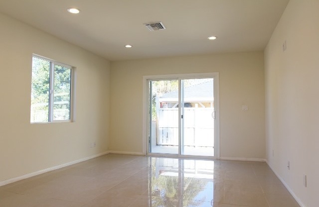 Upgraded 4+2.5 in Reseda w/all appliances included!