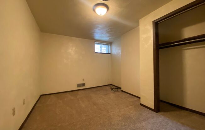 3 beds, 1 bath, $1,795, Unit 3450B