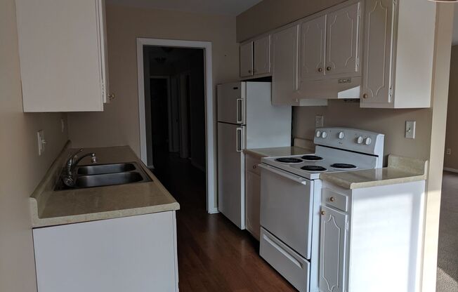 2 beds, 1 bath, 880 sqft, $950, Unit 39