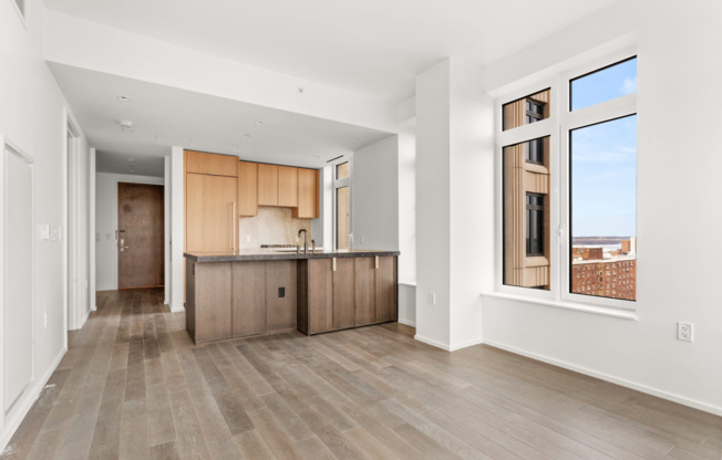 543 W 122 ST