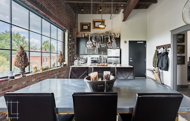 2 beds, 2 baths, $2,350, Unit 727 N. 4th St. Apt. 211