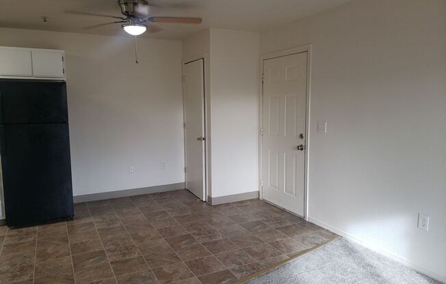 Conveniently Located Large 3-bedroom/2 bath Apartment