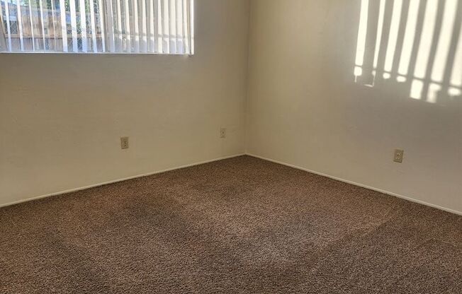 2 beds, 1 bath, $1,050, Unit 11