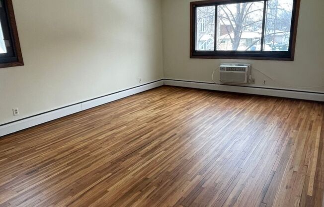 Kingfield Newly Renovated, 2nd Floor Corner, Pets Welcome, USI Connected, One Month Free