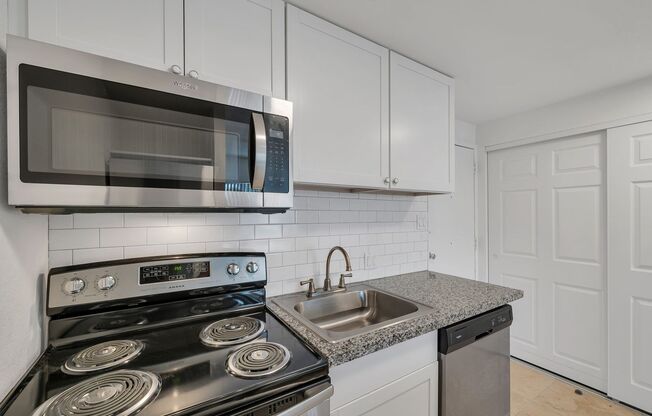 Studio, 1 bath, 450 sqft, $1,299, Unit 32