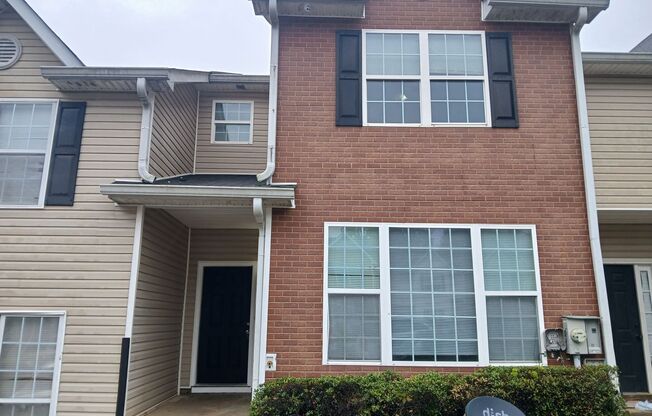 2-Story Townhome - Walk to Nearby Lake - Quiet Cul-de-Sac