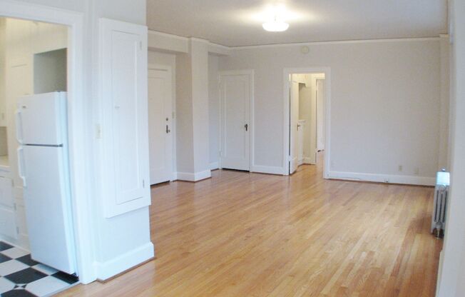 2 beds, 1 bath, 825 sqft, $2,000