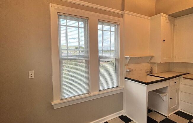 2 beds, 1 bath, $1,795, Unit 202