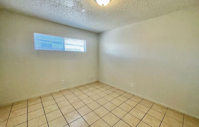 2 beds, 1 bath, 800 sqft, $850, Unit 4