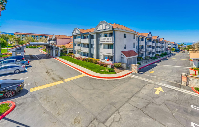 a parking lot at the enclave at woodbridge apartments in sugar land, tx