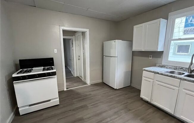 2 beds, 1 bath, $775, Unit Down