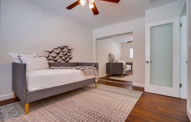 633 W Hyde Park Blvd.