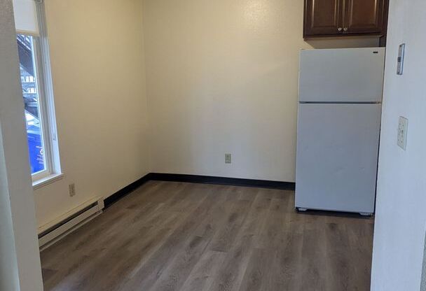 2 beds, 1 bath, 717 sqft, $1,275, Unit 6