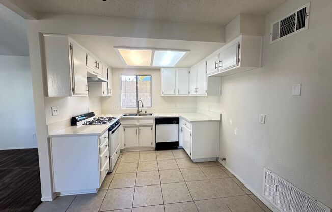 2 beds, 1.5 baths, 900 sqft, $1,800, Unit Unit C