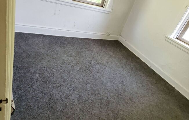 2 beds, 1 bath, $810, Unit O