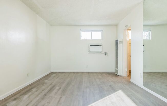 Studio, 1 bath, 250 sqft, $1,335, Unit 17