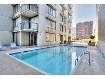 Beautiful bright One Bedroom Condo With Stunning Views. 750sqft