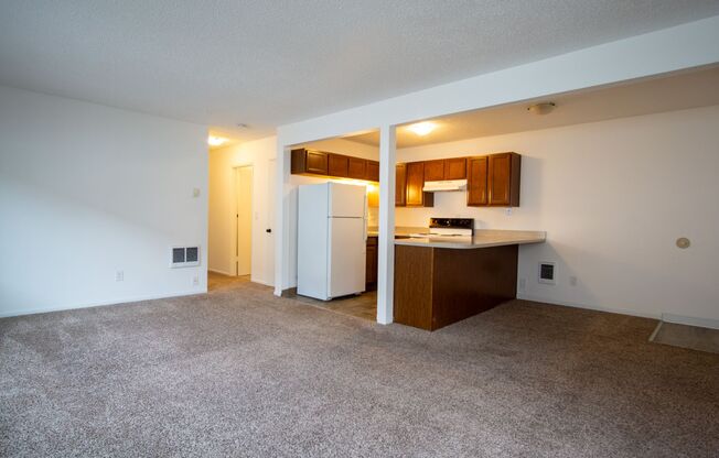 Top Floor Flat Near Reed College & Woodstock with PARKING!