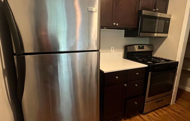 2 beds, 1 bath, $1,950, Unit # 211