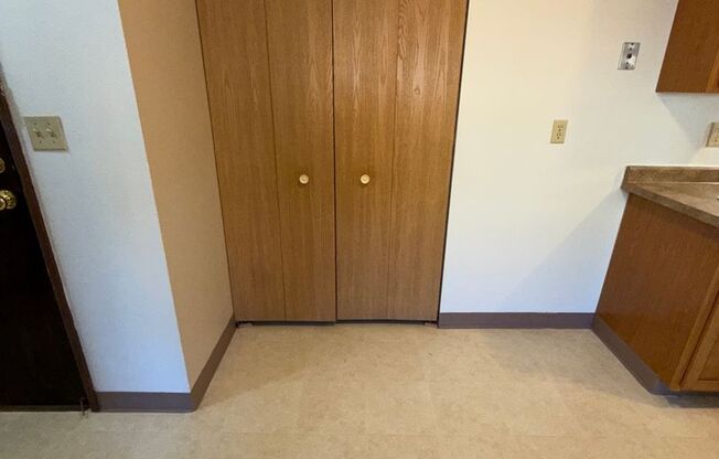 2 beds, 1 bath, $800, Unit 5