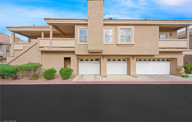 Spacious Condo with Loft & 2-Car Garage – Minutes from the Strip!