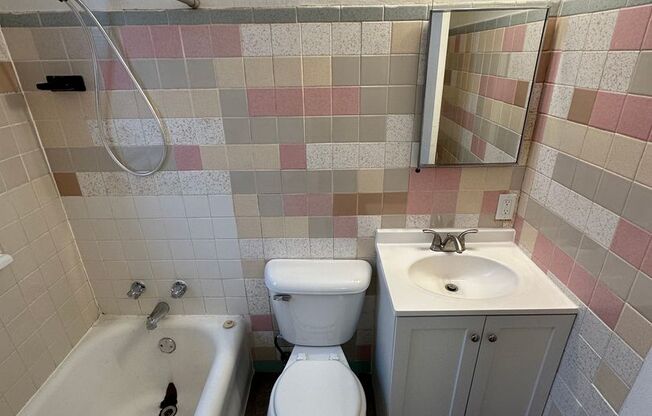 Studio, 1 bath, $725, Unit 35