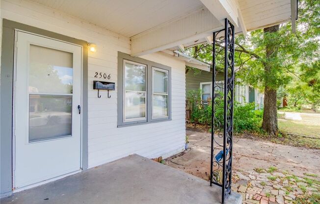 2 beds, 1 bath, $1,049