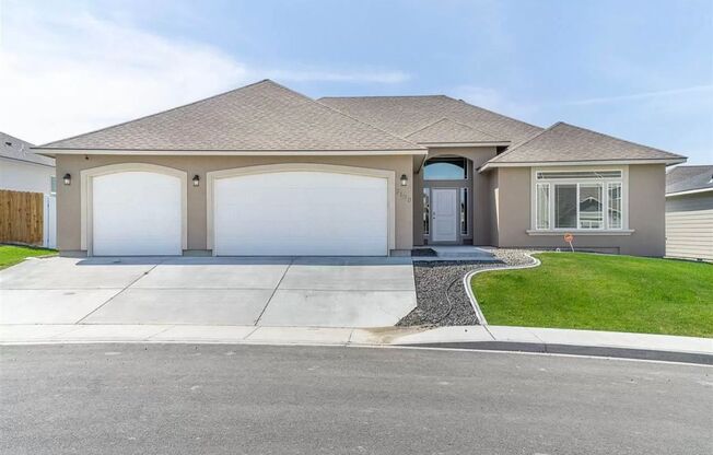 Beautiful South Kennewick Home! Available May 11th