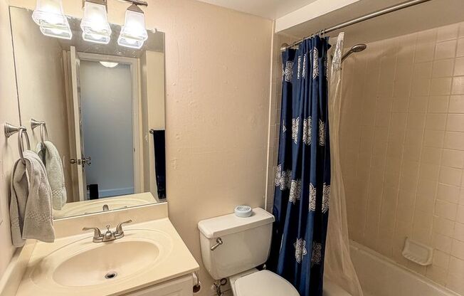 2 beds, 1 bath, $1,200, Unit Unit J-22