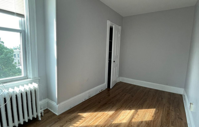 2 beds, 1 bath, $975, Unit 3200 Auchentoroly Ter - 3R