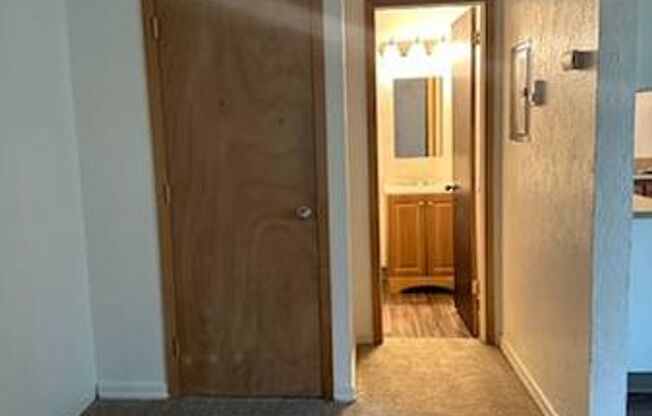 Studio, 1 bath, 400 sqft, $1,100, Unit 32