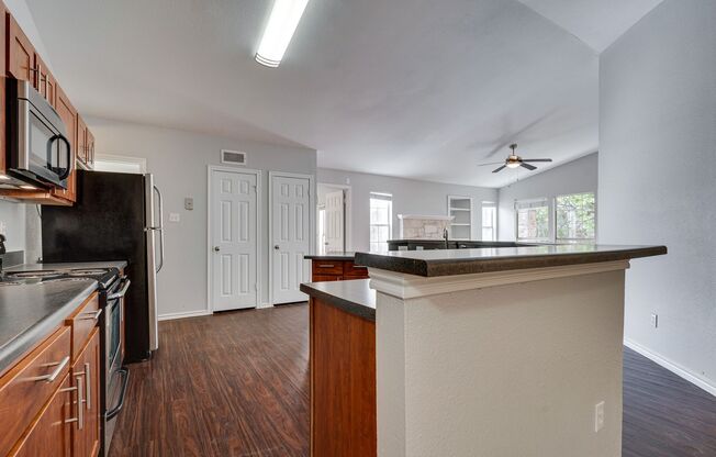 2 beds, 2 baths, $1,650, Unit Unit 213