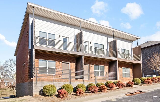 Large 2 Bedroom Condo For Rent Near Downtown Clarksville!