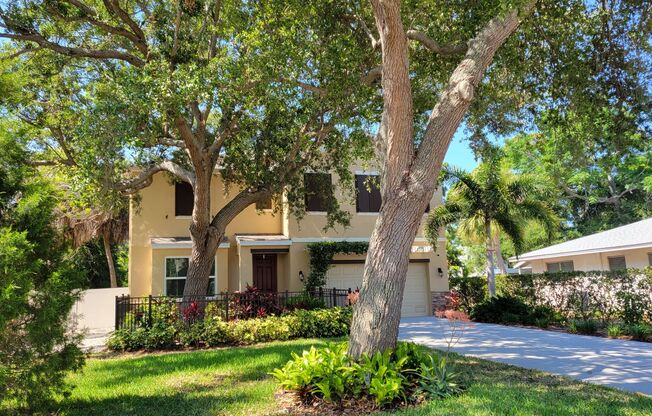 PENDING LEASE-Seasonal only  Large downtown Sarasota pool home for your next vacation