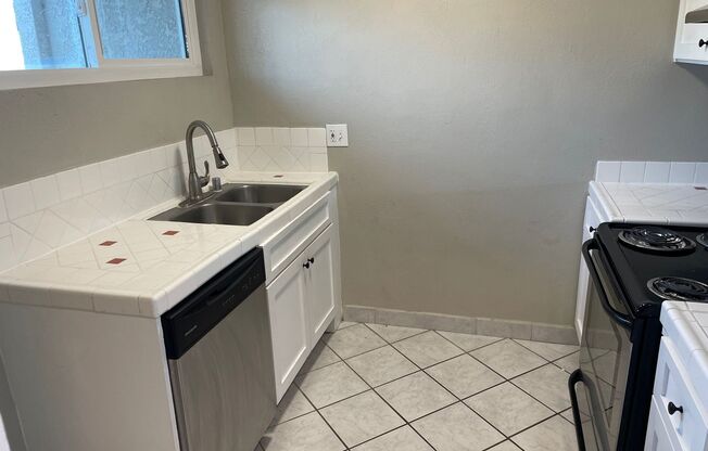 2 beds, 1 bath, 900 sqft, $2,350, Unit 25828-9