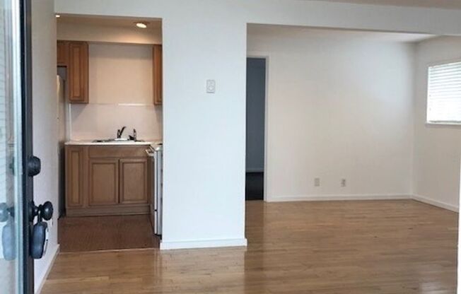 Close-In N PDX Piedmont Neighborhood- Spacious Light & Bright Updated Townhome w/ Wood Floors, Parking, Patio+
