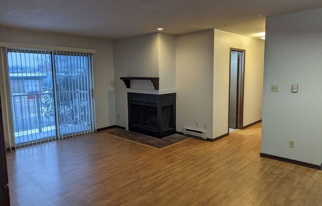 2 beds, 1 bath, $725, Unit 05