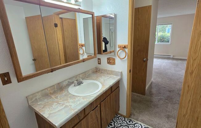 Renton Sunset Heights Condominiums - 2 bedroom 1 bathroom lower floor unit - W/S/G included- Available NOW!!