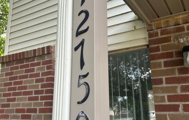 2 beds, 1 bath, 869 sqft, $1,139, Unit 12723T