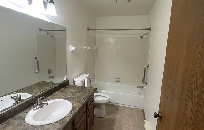 2 beds, 1 bath, 950 sqft, $1,800, Unit 584DA