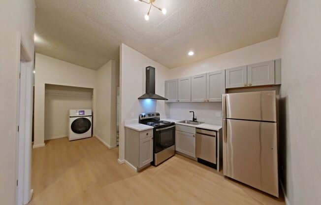 2 beds, 1 bath, 647 sqft, $1,660, Unit 33B
