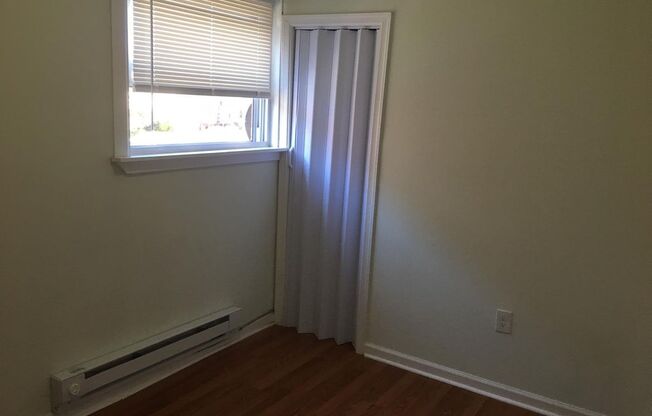 2 beds, 1 bath, $1,100, Unit 2