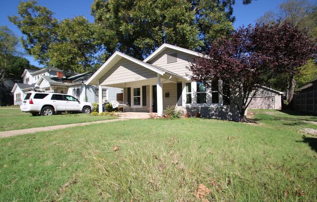 (("Wake Up in a Home YOU Love")) 2/2 STUNNING House Close to Exciting Downtown Fort Worth! An ABSOLUTE Must See Property ~ ALL Appliances Included ~ Charming Master Suite w/ Wardrobe & Backyard w/ Garage & Workshop Space ~ APPLY TODAY !!