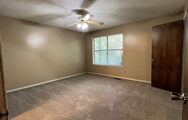 2043 - 2049 East Oaks