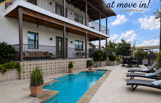 Gorgeous Condo minutes from The Pearl