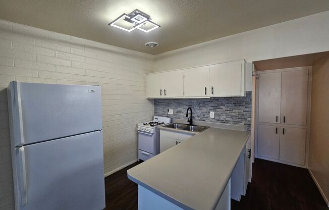 Studio, 1 bath, 320 sqft, $995, Unit 1