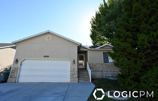 3 beds, 2 baths, 1,296 sqft, $1,950