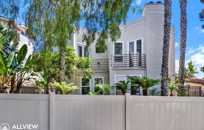 Spacious Coastal Condo with Rooftop Ocean Views in Pacific Beach